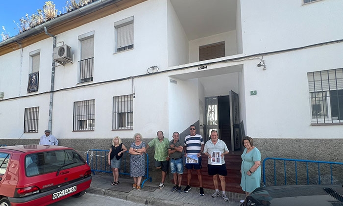 Algunos de los vecinos afectados, delante de un bloque, con graves desperfectos, en la calle Monturque.
