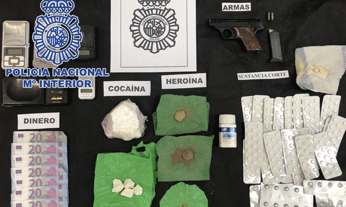Droga y arma intervenida por la Policía  Nacional.