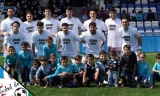 Los jugadores del Ciudad de Lucena vistieron una camiseta de apoyo al lesionado Jos&eacute; Cruz al saltar al campo