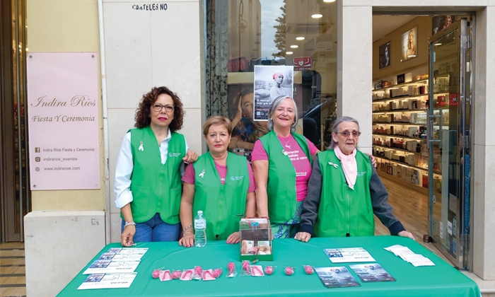 La AECC en Antequera sale a la calle para concienciar sobre el c&aacute;ncer de mama