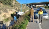Veh&iacute;culo volcado en el margen de la carretera. 