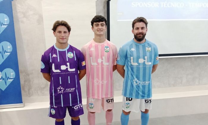 Manolo Ortiz, Manuel Jim&eacute;nez y Alberto Garc&iacute;a posan con las nuevas equipaciones de juego del Ciudad de Lucena