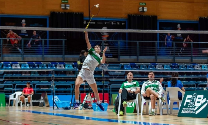 La rute&ntilde;a Mar&iacute;a Luisa Jim&eacute;nez vuelve a sonreir jugando al b&aacute;dminton