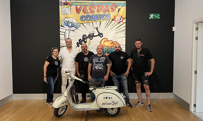 Miembros de varios clubes, asistentes a la Ruta Subb&eacute;tica en Vespa.