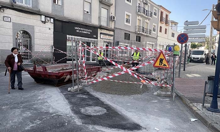 Obras en la calle Maestro Gordillo de Lucena.