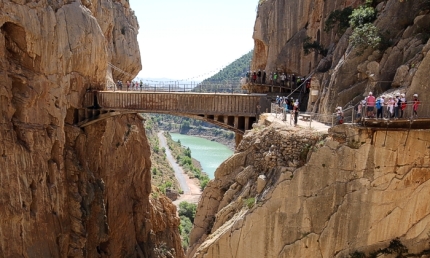 Herido tras caer por un desnivel de 20 metros en el Caminito del Rey