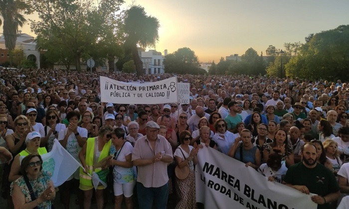 Estepa re&uacute;ne a cientos de vecinos en una protesta multitudinaria contra el &ldquo;desmantelamiento&rdquo; de la sanidad p&uacute;blica