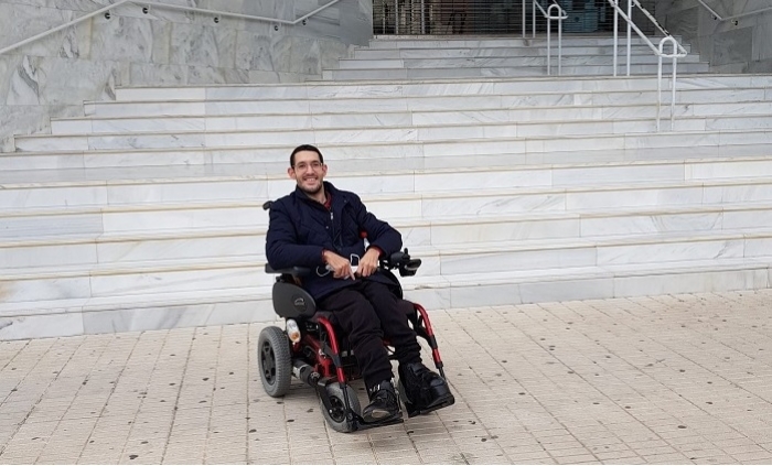 5 horas de viaje entre Málaga y Marchena: un joven en silla de ruedas denuncia la inaccesibilidad de las estaciones de tren rurales