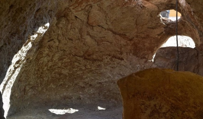 Unas obras sacaron a la luz en 2019 unas cuevas prehistóricas en Pedrera con huesos tintados de rojo