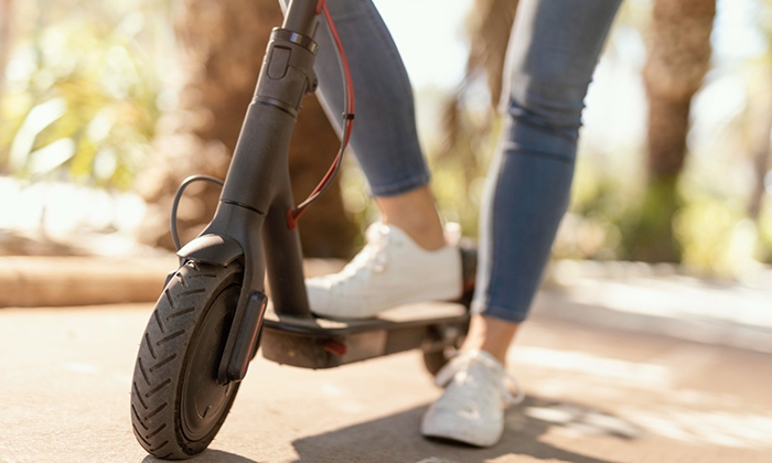 Un patinete, por la v&iacute;a p&uacute;blica.