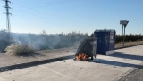 Uno de los contenedores incendiados.