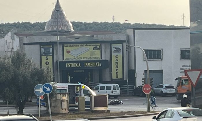 Herido leve un motorista al chocar contra un coche en el cruce de Los Santos en Lucena