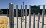 Cartel informativo sobre la clausura del pabell&oacute;n.