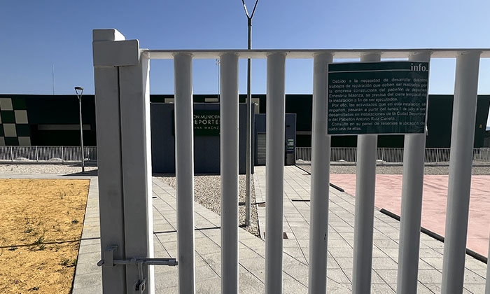 Cartel informativo sobre la clausura del pabell&oacute;n.