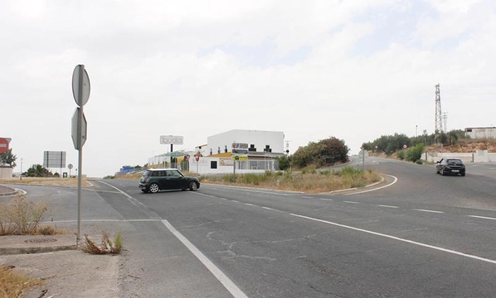Intersecci&oacute;n entre la carretera del Calvario y la N-331.