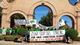 Concentración en Antequera contra el cierre de la oficina de Unicaja en La Joya