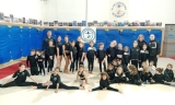 El Club Gimnasia Art&iacute;stica de Lucena ve como se asienta su trofeo de Navidad