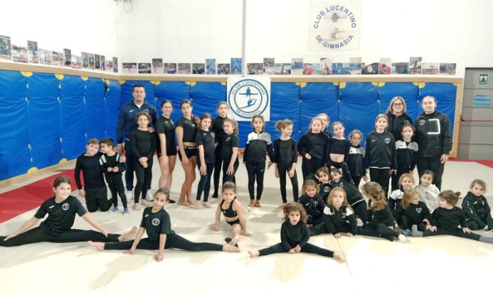 El Club Gimnasia Art&iacute;stica de Lucena ve como se asienta su trofeo de Navidad