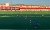 Una pelota dirigida a Rafita en la primera mitad del partido entre Salerm Puente Genil y Recreativo Granada (1-2)