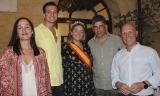 Los vendimiadores mayores, en el centro, junto a las autoridades.
