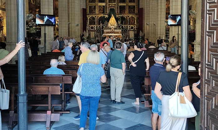 Asistencia de p&uacute;blico al templo de San Mateo.