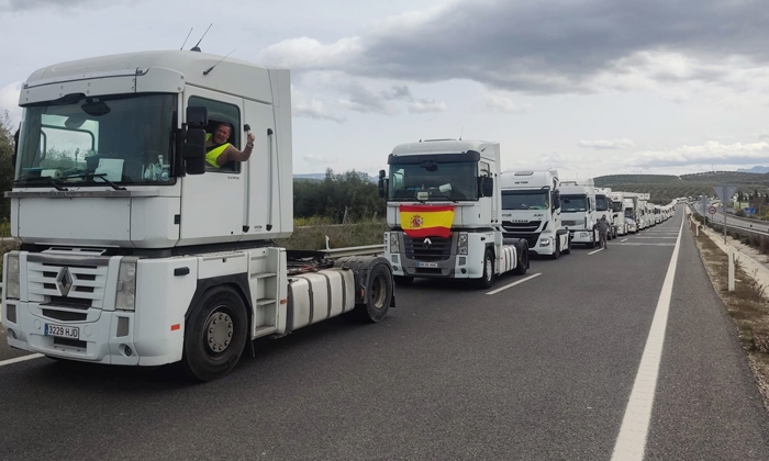 Fila de camiones desde Lucena a Antequera.