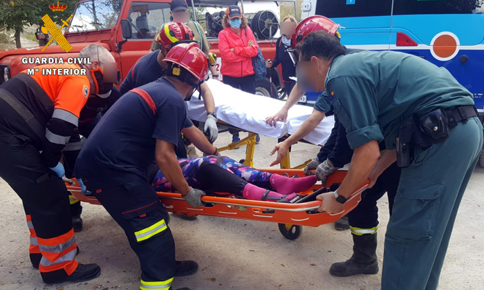 Los servicios de emergencia trasladan a la mujer herida en Cabra.