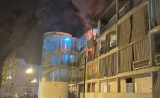 Un aparatoso incendio obliga a desalojar el bloque de pisos sociales en la barriada de La Alcarrachela en Écija