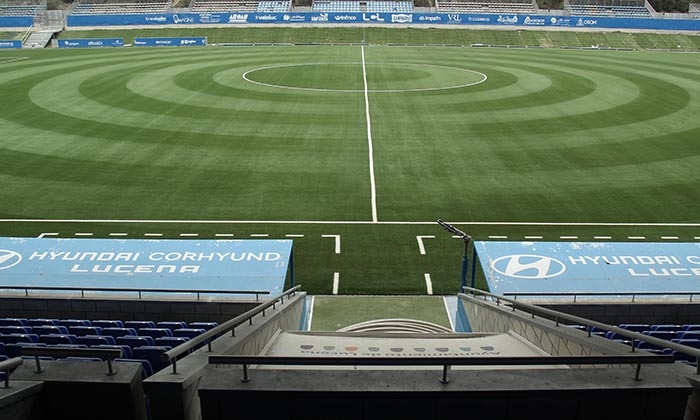 Césped artificial renovado en el estadio Ciudad de Lucena.