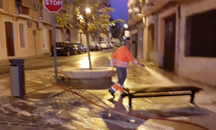 Limpieza en la v&iacute;a p&uacute;blica de Lucena.