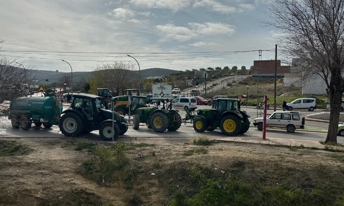 Un centenar de agricultores participa en la tractorada con cortes en dos carreteras en la Sierra Sur