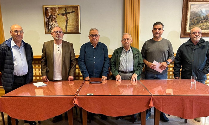 Miembros de los colectivos sociales y sindicales sobre la sanidad en Lucena.