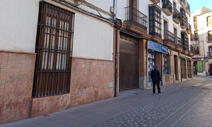 Exterior de los alfol&iacute;es ducales del Paseo del Coso de Lucena.