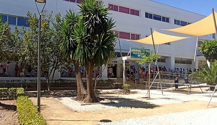 Exterior de la piscina municipal de Lucena.