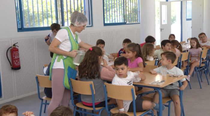 El comedor del CEIP Antonio Machado de Lucena, en el centro de las cr&iacute;ticas del PSOE