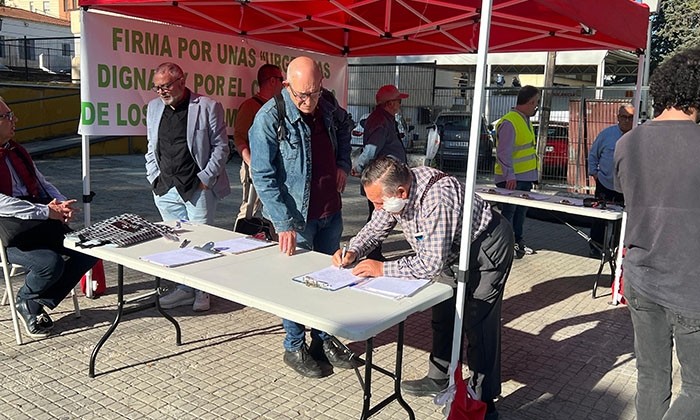 Carpa de recogida de firmas instalada en los alrededores del centro de salud 1. 