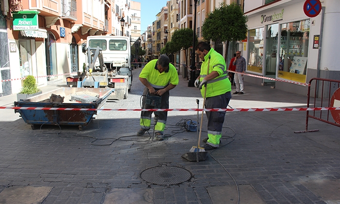 Obras de reparación en la calle Las Torres.