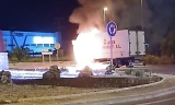Cami&oacute;n incendiado en Lucena.