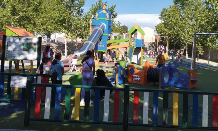 Cuevas Bajas estrena un nuevo espacio de juegos en el Parque Practicante Antonio Guadix