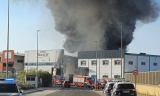 Incendio en una f&aacute;brica de aceites en Lucena.