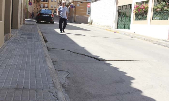 Firme con serios desperfectos en la calle R&iacute;o Guadalquivir.