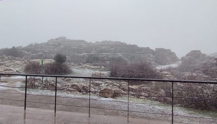 La nieve cubre de blanco el Torcal de Antequera