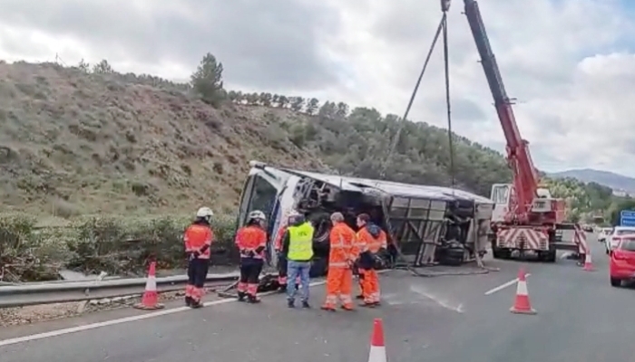 Un autobús vuelca en Antequera en el mismo punto donde ayer sufrió otro accidente un camión