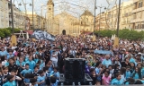 La afici&oacute;n lucentina acompa&ntilde;ando a su equipo en la Plaza Nueva