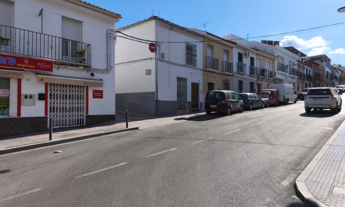 Una mujer relata el robo de una cadena de oro en Lucena con la t&eacute;cnica del abrazo