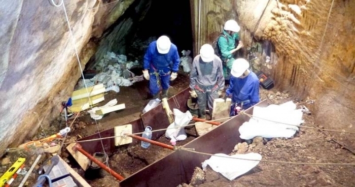 Trabajos de excavación en la Cueva del Ángel.
