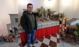 Manuel Lozano, un vecino de Los Corrales, artesano belenista