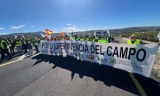 Unos 5.000 agricultores cortan en Lucena la A-45 y la A-318 por la supervivencia del campo