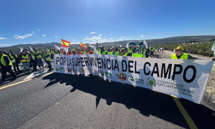 Unos 5.000 agricultores cortan en Lucena la A-45 y la A-318 por la supervivencia del campo