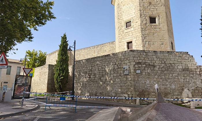 Exterior del Castillo del Moral, con las vallas colocadas por la Polic&iacute;a Local.